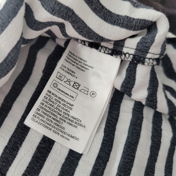 H&M Black & White Striped Blouse Short Sleeve Sz US 4 Keyhole Button Back Shirt - Picture 5 of 5